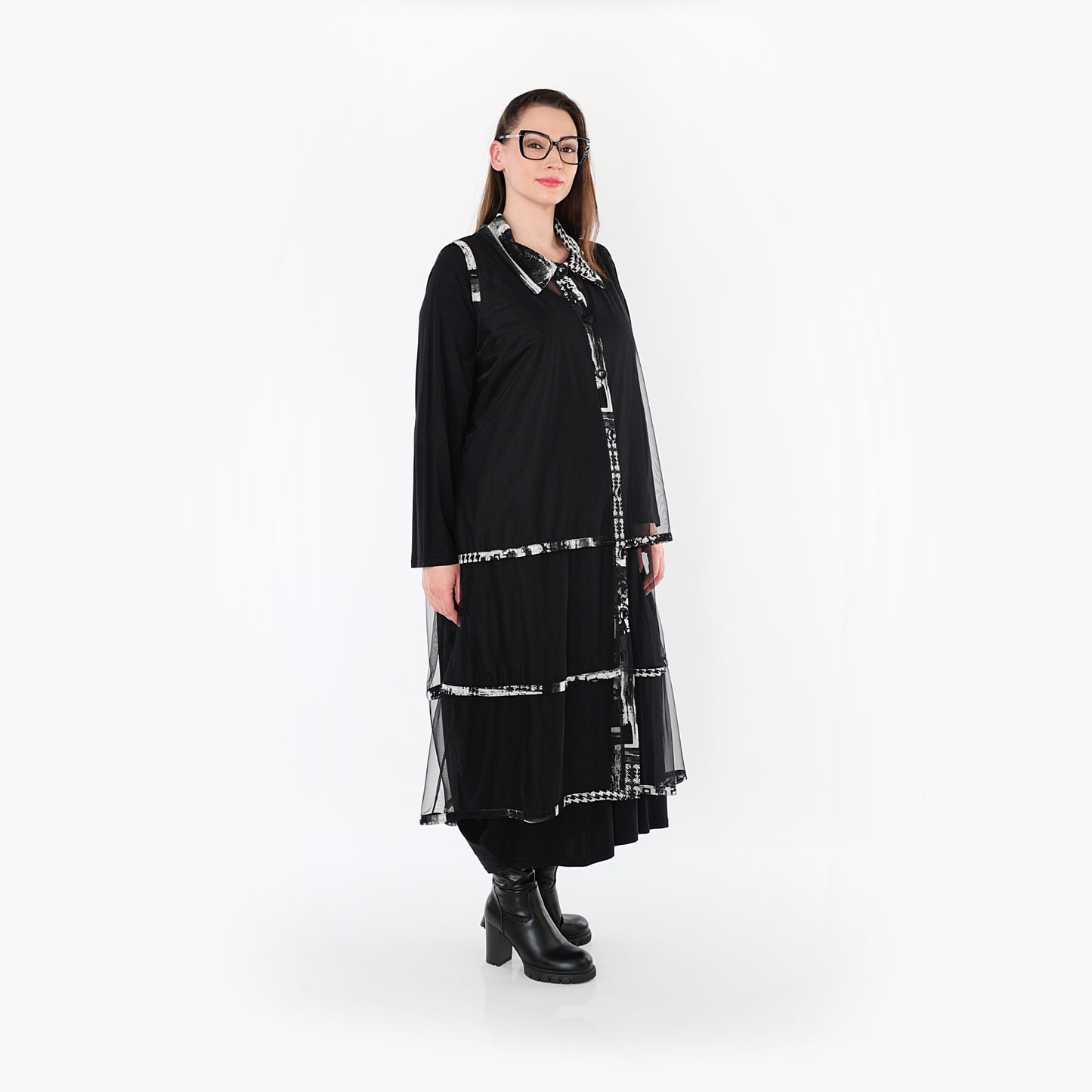 7120 "Elara" Top – Black and white