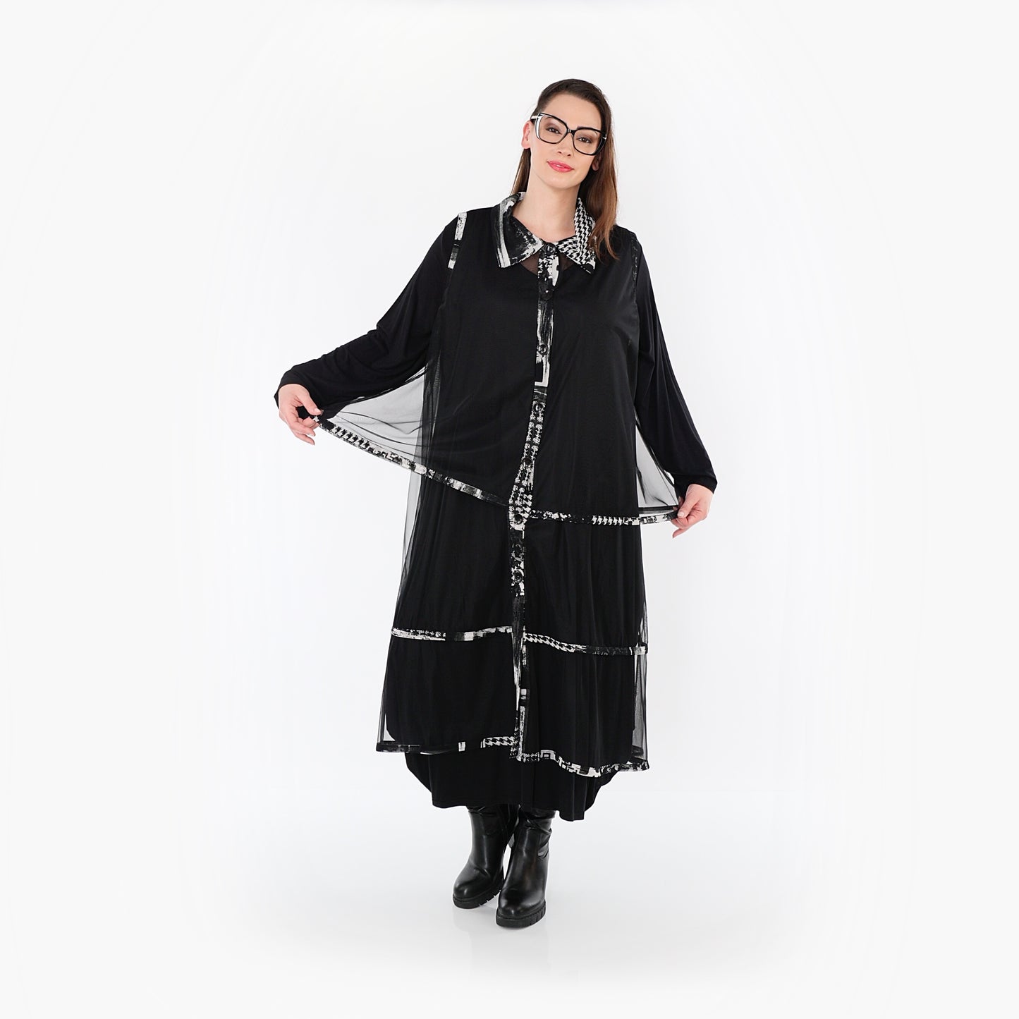 7120 "Elara" Top – Black and white