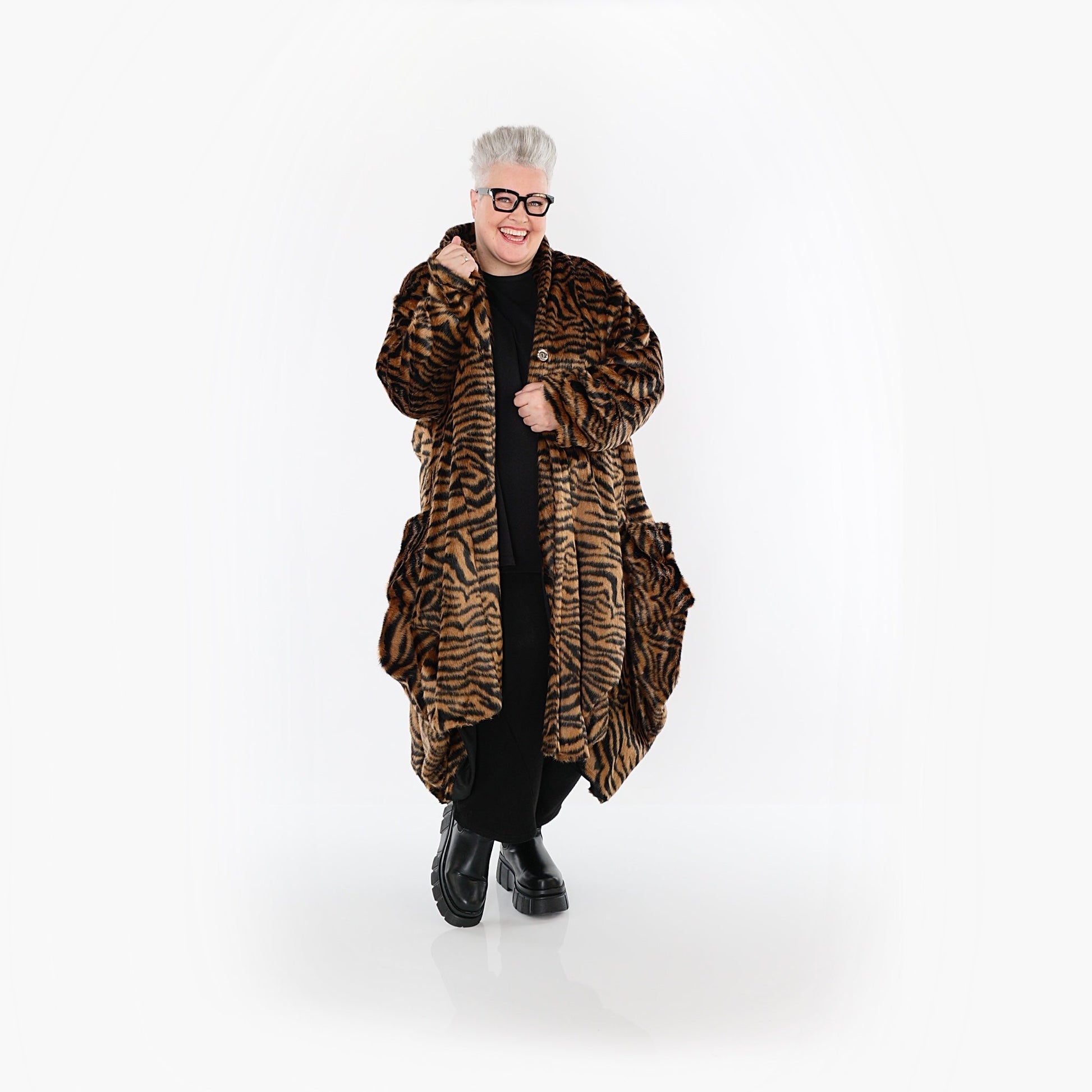 Akh 1533 06671 Coat Cognac Black 2