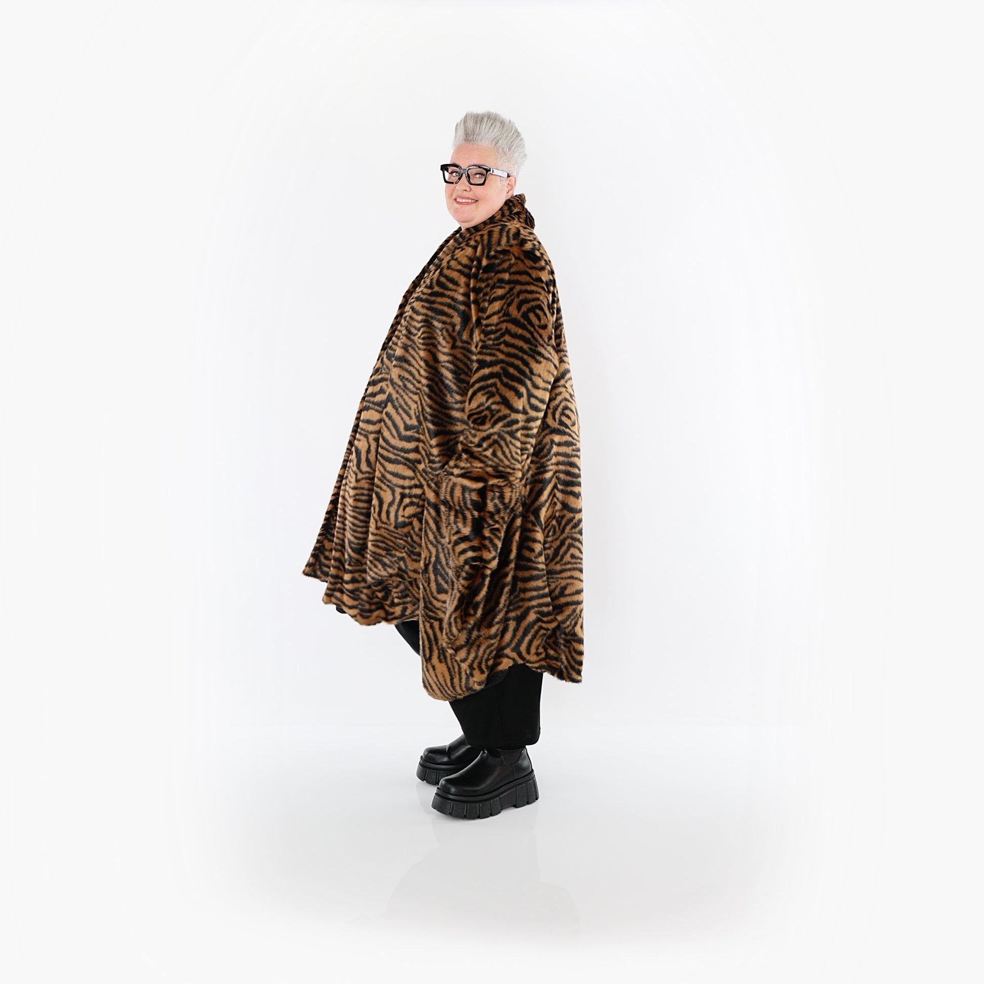 Akh 1533 06671 Coat Cognac Black 3