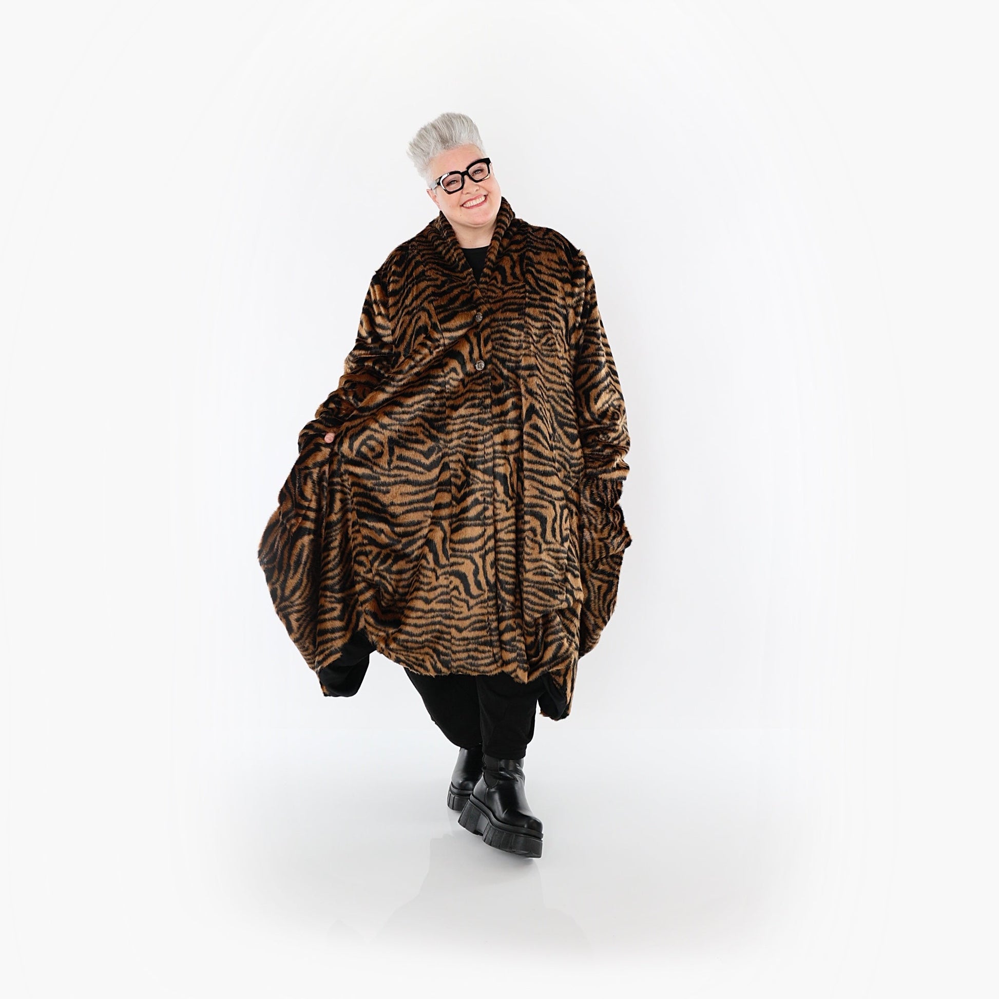 Akh 1533 06671 Coat Cognac Black